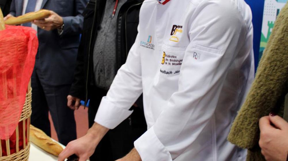 La recette a été élaborée par Jérôme Schwalbach (à d.), boulanger  et MOF 2015 : c’est une baguette à mi-chemin entre le pain de tradition française et le complet.  © D.Péronne